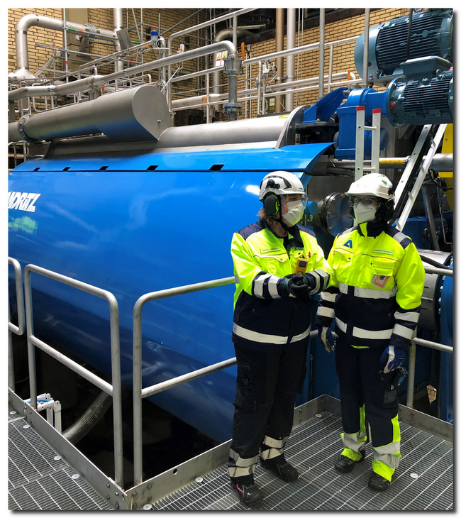   ANDRITZ’s start-up personnel next to the first ANDRITZ COMPACT PRESS wash press at BillerudKorsnäs’ Gruvön mill in Sweden © ANDRITZ 