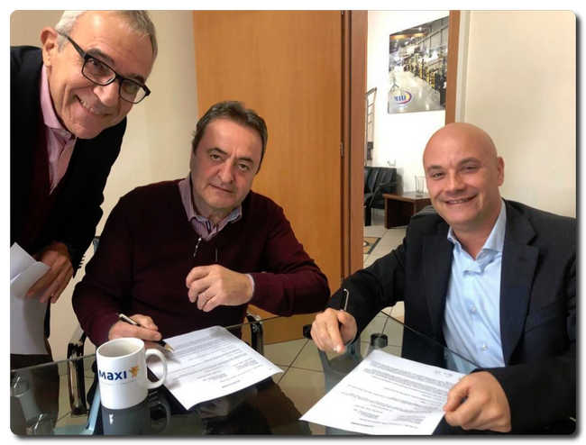 The signing of the contract. From left: Spyros Deliadis - Recard Area Agent; William Papadopoulos - Chairman of the Board and CEO MAXI SA; Silvio Renieri - Shareholder of Recard S.P.A.