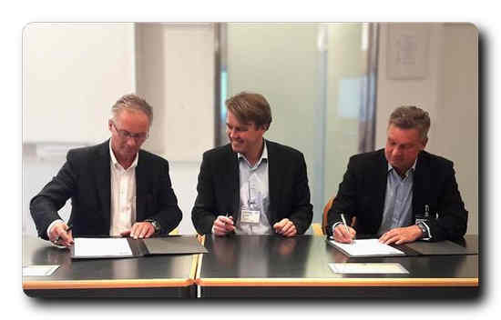 Signing the contract. From left Max Oberhumer (Sappi), Marko Oinonen (Valmet) and Harri A. Heikkilä (Valmet).