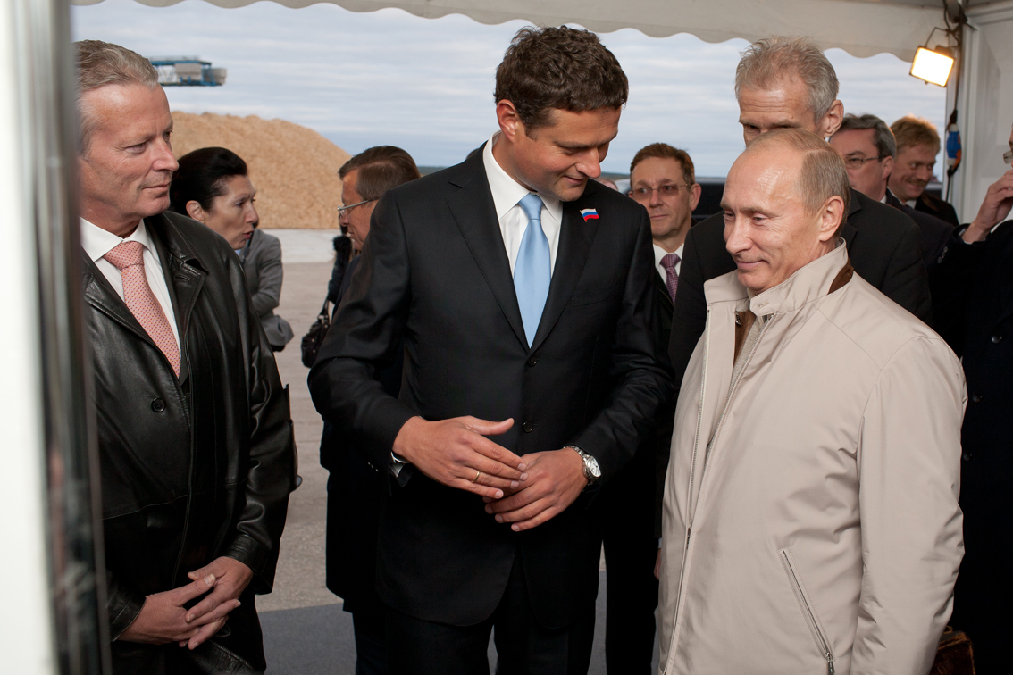 Front (from left to right): Reinhold Mitterlehner, Austrian minister of economy, family and youth; Gerhard Kornfeld, Managing Director Mondi Syktyvkar; Russian Prime Minister Vladimir Putin. Back (from left to right): Margot Klestil Löffler, Austrian Ambassador; Peter J. Oswald, CEO Mondi Europe & International; Vjacheslav Gaizer, Head of Komi Republic.