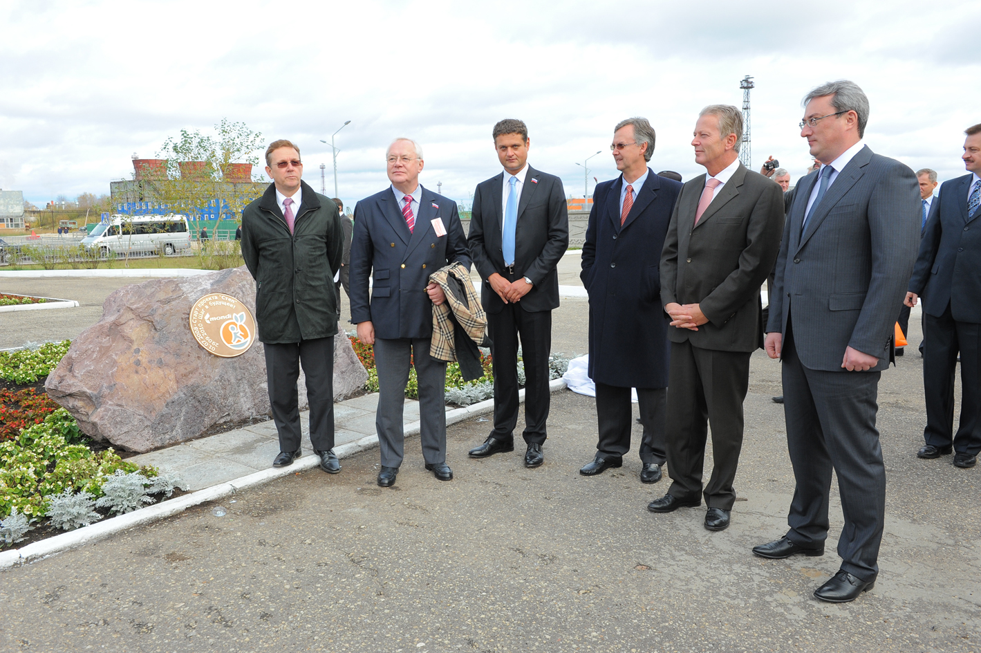 From left to right: Peter J. Oswald, CEO Mondi Europe & International; Peter Machacek, CEO Mondi Uncoated Fine Paper & Containerboard; Gerhard Kornfeld, Managing Director Mondi Syktyvkar; David Hathorn, Group CEO of Mondi; Reinhold Mitterlehner, Austrian minister of economy, family and youth; Vjacheslav Gaizer, Head of Komi Republic.