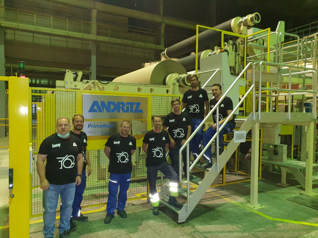   The start-up team in front of the new PrimeReel system at Knauf Petroboard’s KM2 © ANDRITZ 
