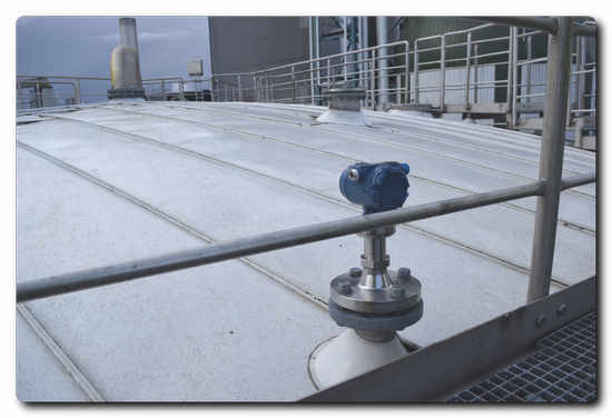 A Rosemount 5408 Non-Contacting Radar Level Transmitter with process seal mounted on a mixing tank.