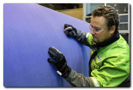 Final inspection of a polyurethane roll cover in Jyväskylä. 